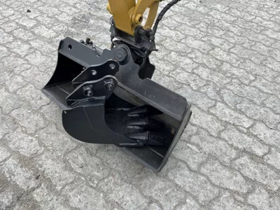 87032