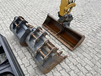 76400