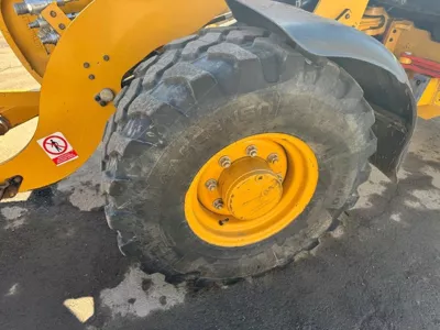 76370