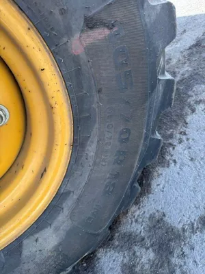76370